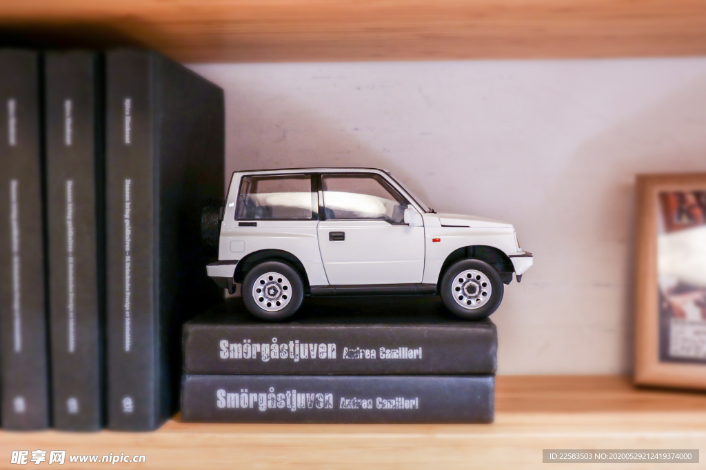 白色高档车模玩具