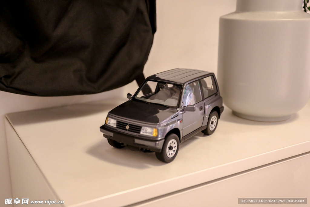 银灰色高档车模玩具