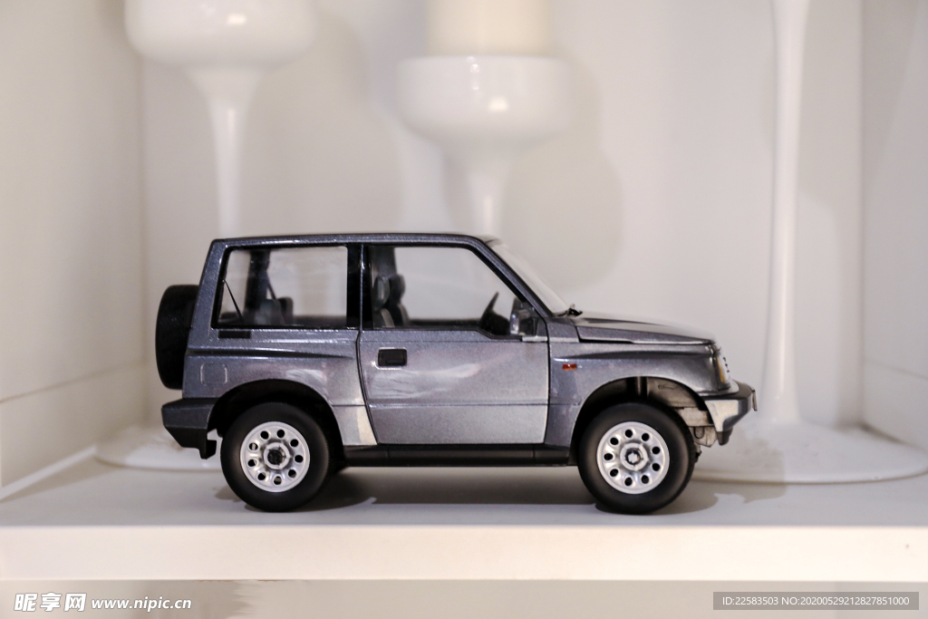 银灰色高档车模玩具