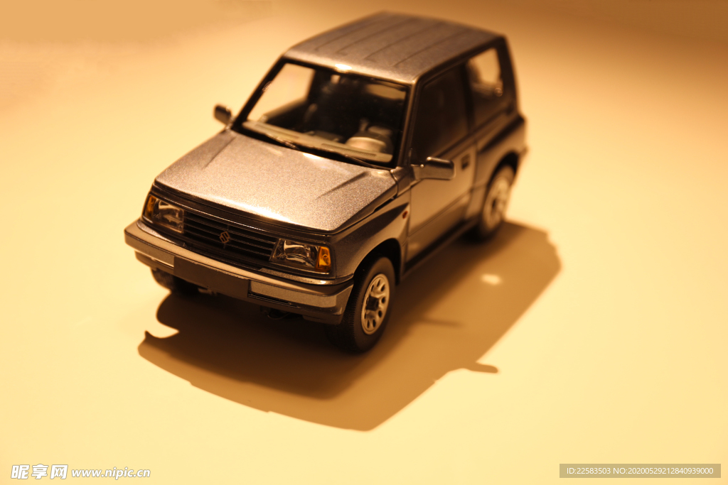 银灰色高档车模玩具