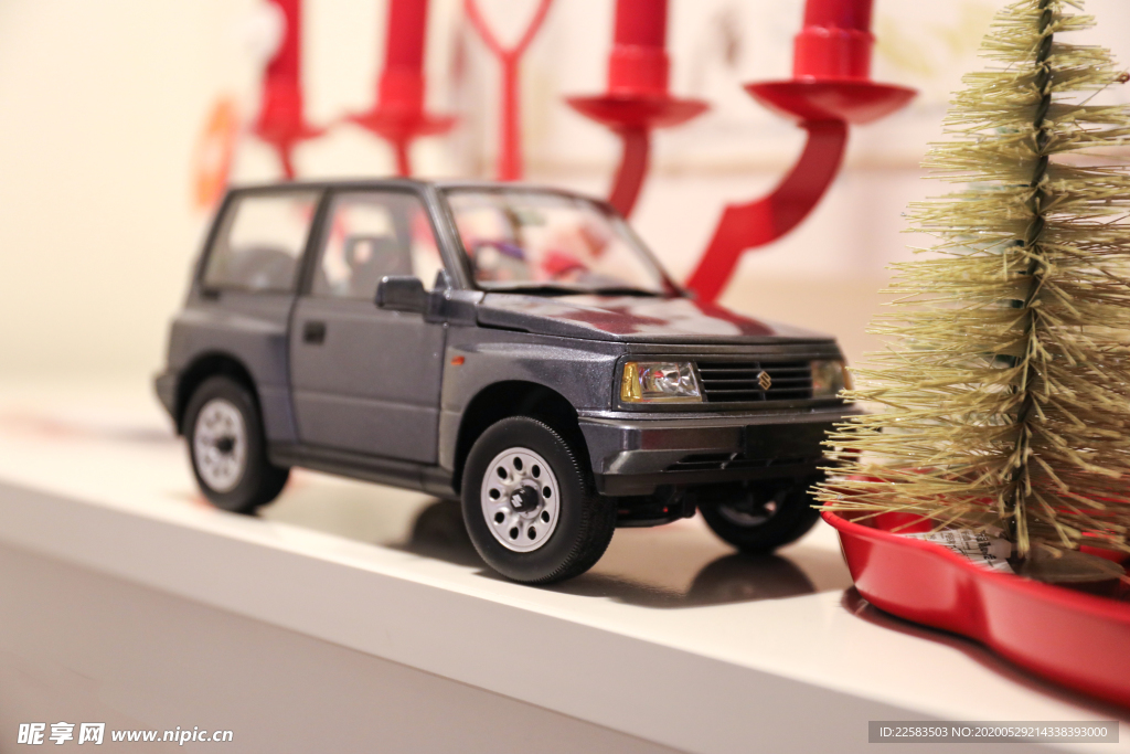 银灰色高档车模玩具