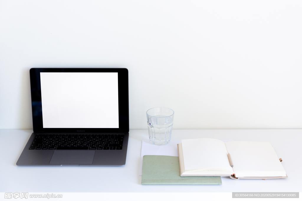 笔记本电脑书本水杯商务样机素材