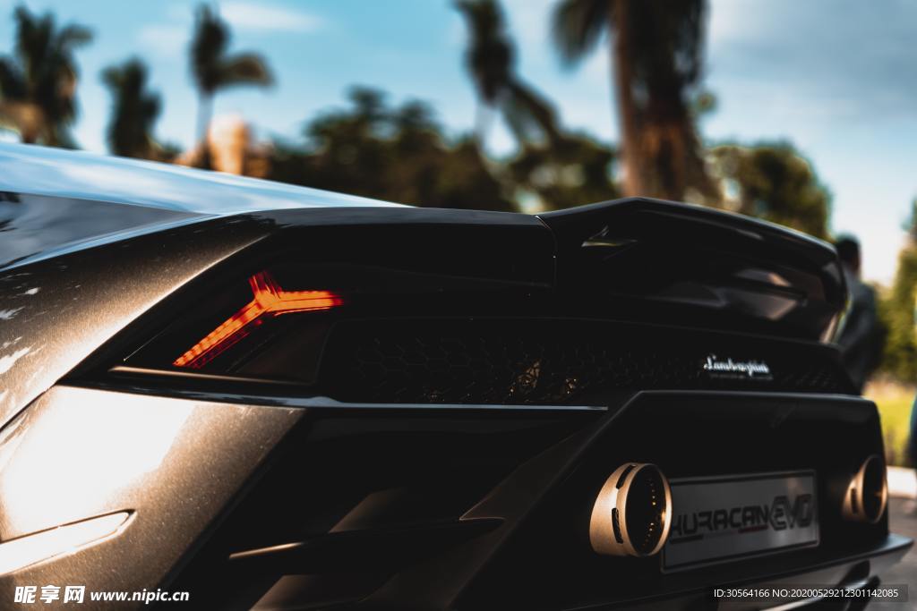 跑车豪车轿车车尾灯背景素材