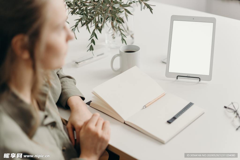 平板屏幕做笔记书本样机背景素材