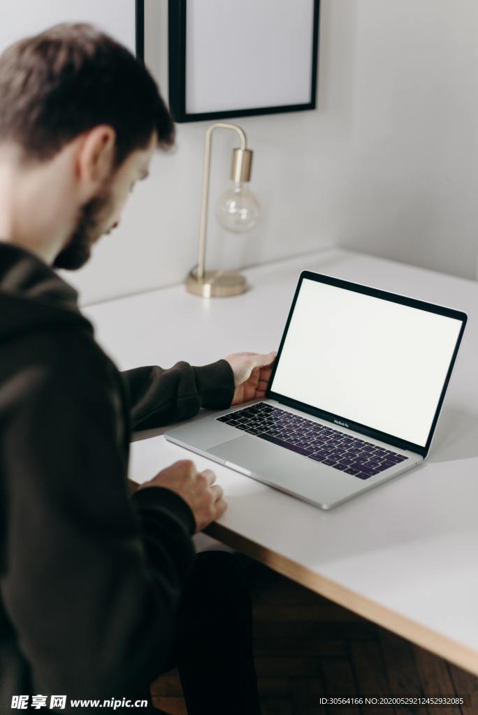 男人看着平板屏幕样机商务背景