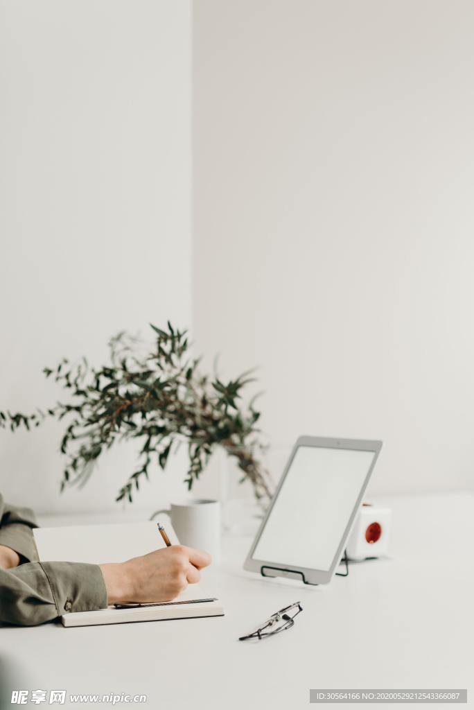 商务平板办公缩小放大屏幕书本