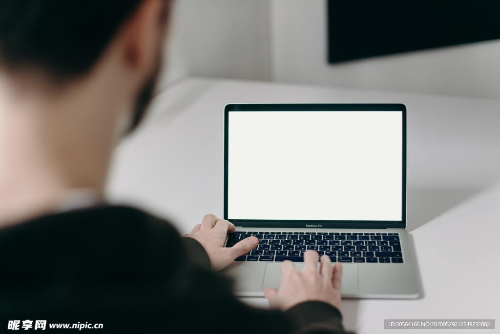 男人看着平板屏幕样机商务背景