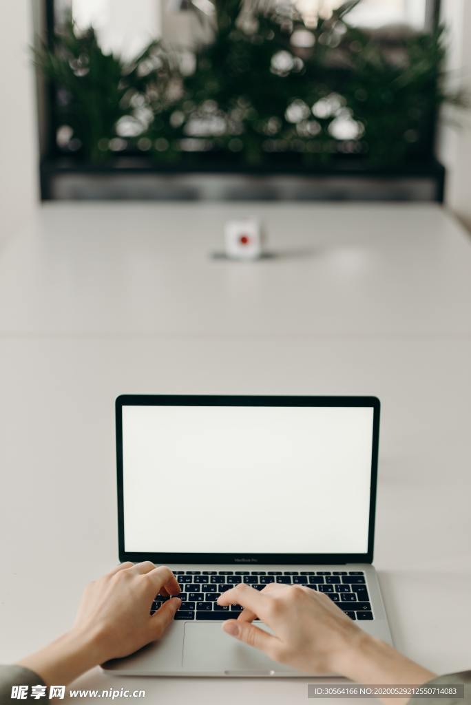 平板电脑打字屏幕空白样机人物