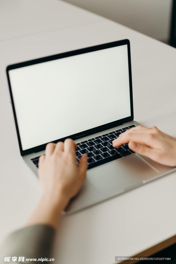 平板电脑打字屏幕空白样机人物