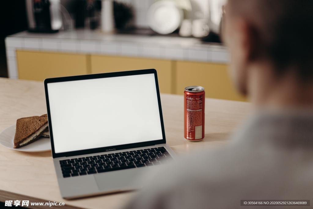 看着平板屏幕空白办公商务人物