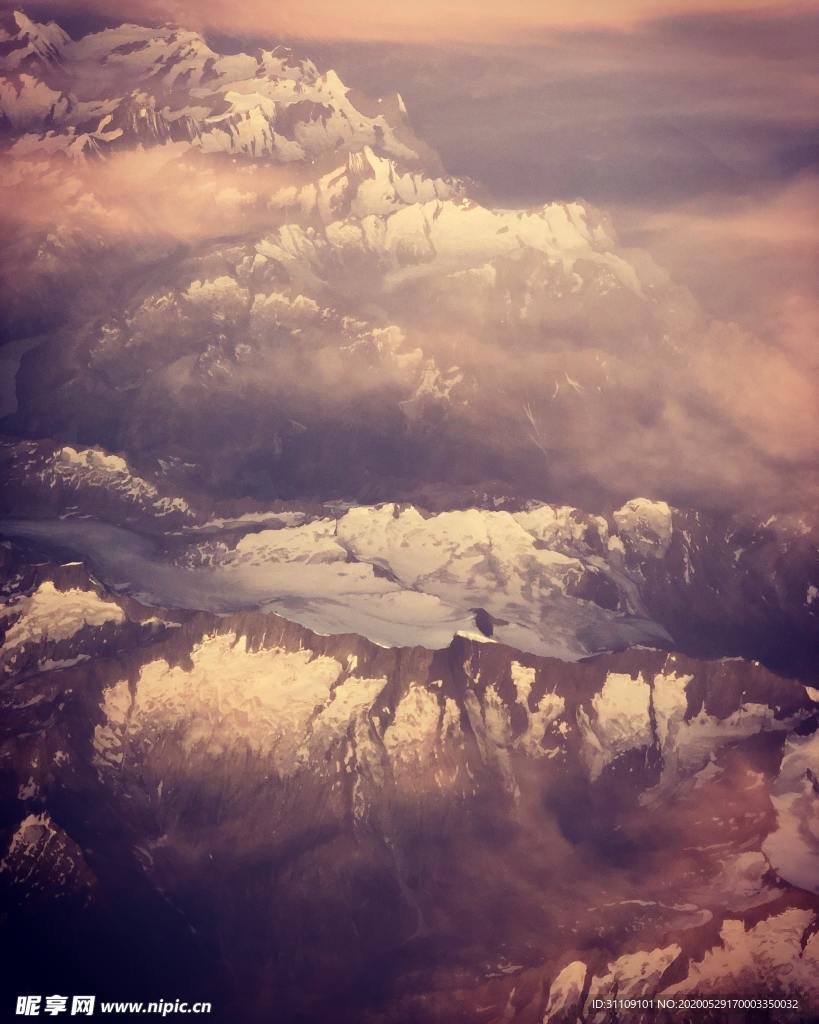 手绘复古插画壮丽山脉