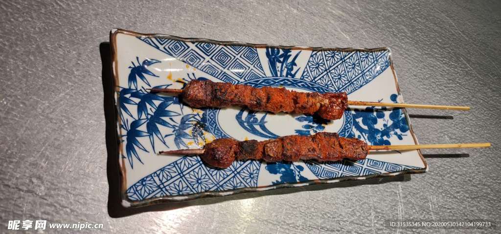 烤制金黄的羊肉串