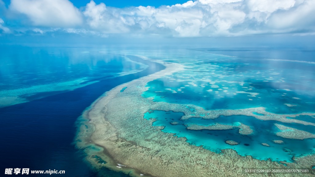 蓝色海洋洁白云彩自然风景素材