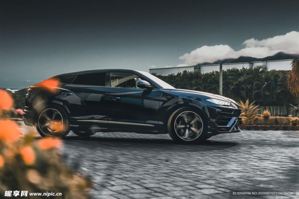 豪车跑车街道路口背景素材