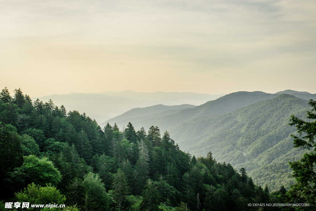 烟雾弥漫的山脉