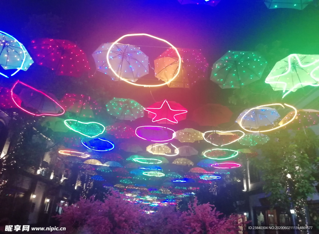 雨伞带灯夜景