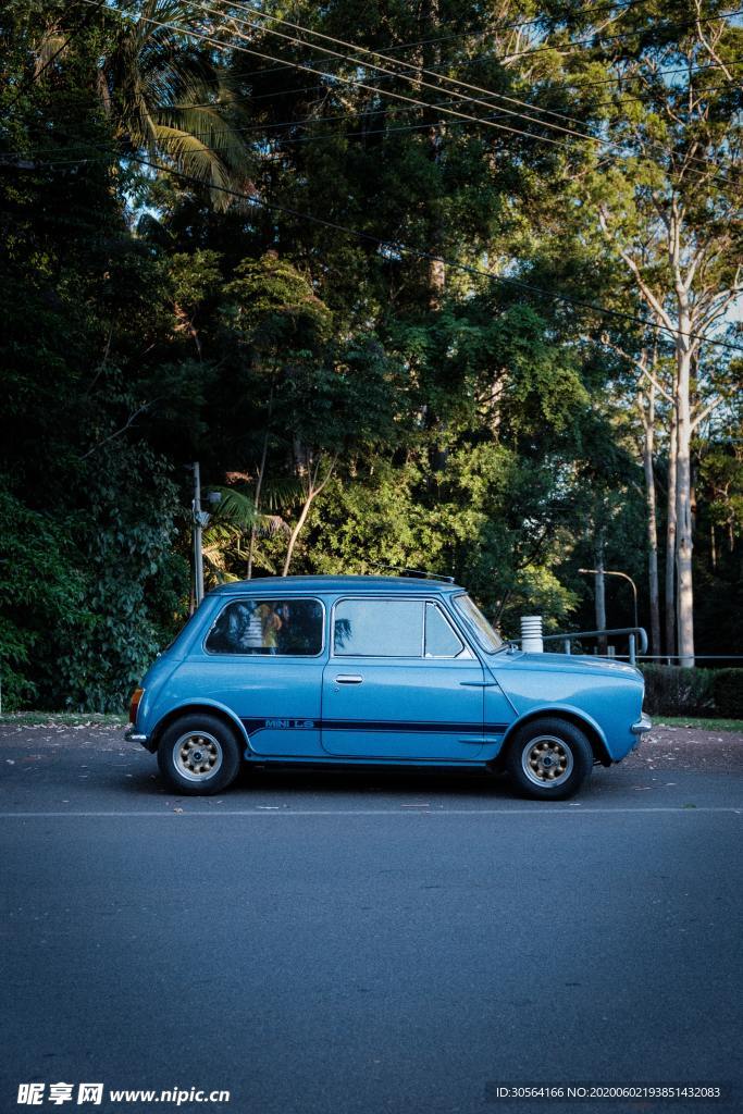 蓝色小轿车街道文艺背景素材