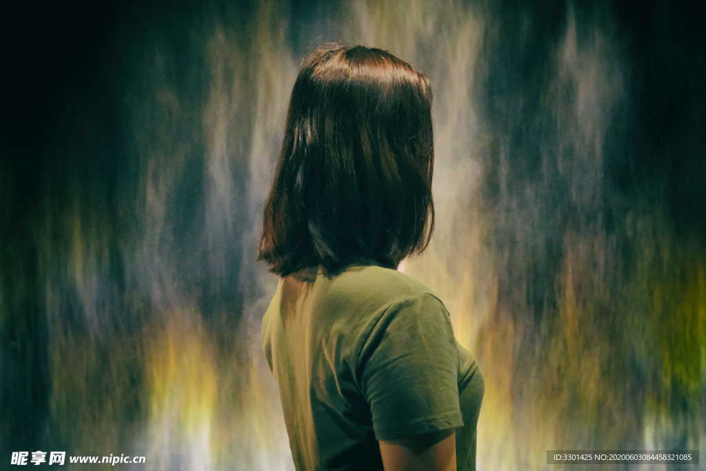 穿着绿色衬衫女人