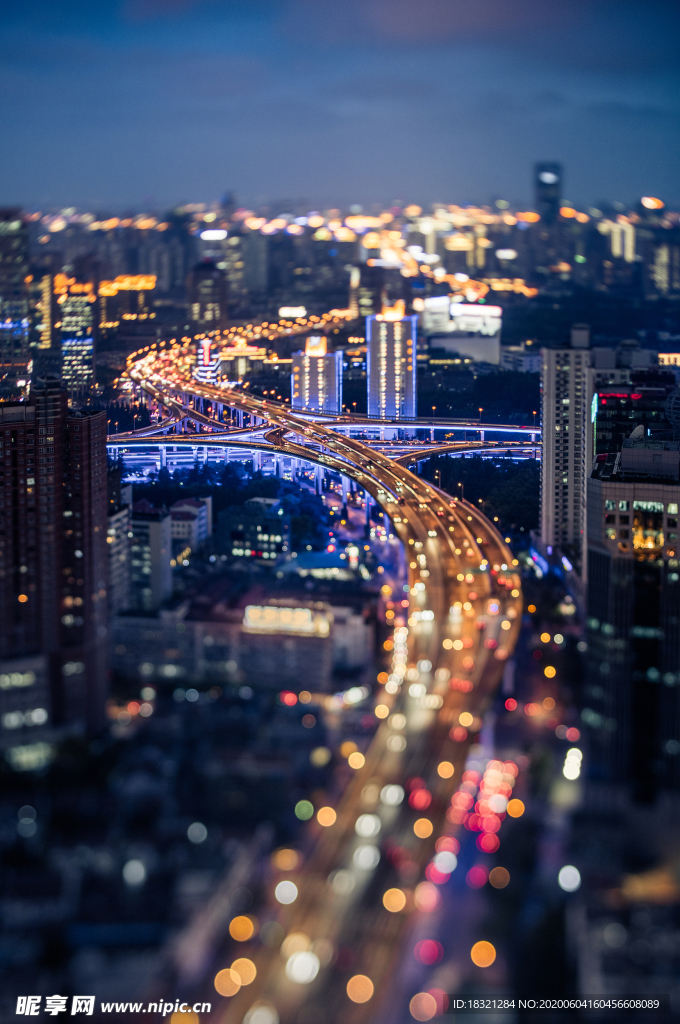 夜景繁华城市道路