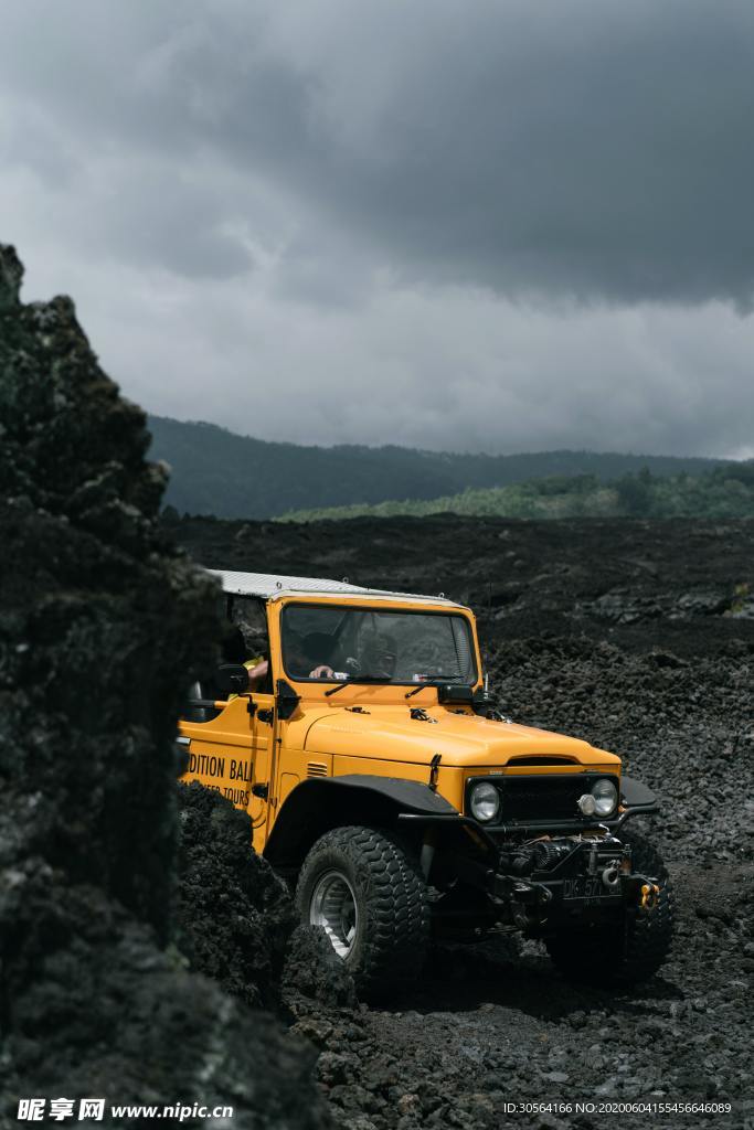 越野车吉普悬碎石崖背景素材