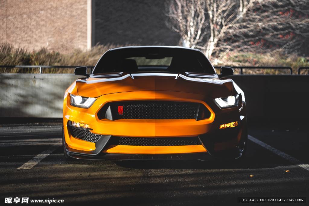 赛车跑车轿车停车场建筑背景素材