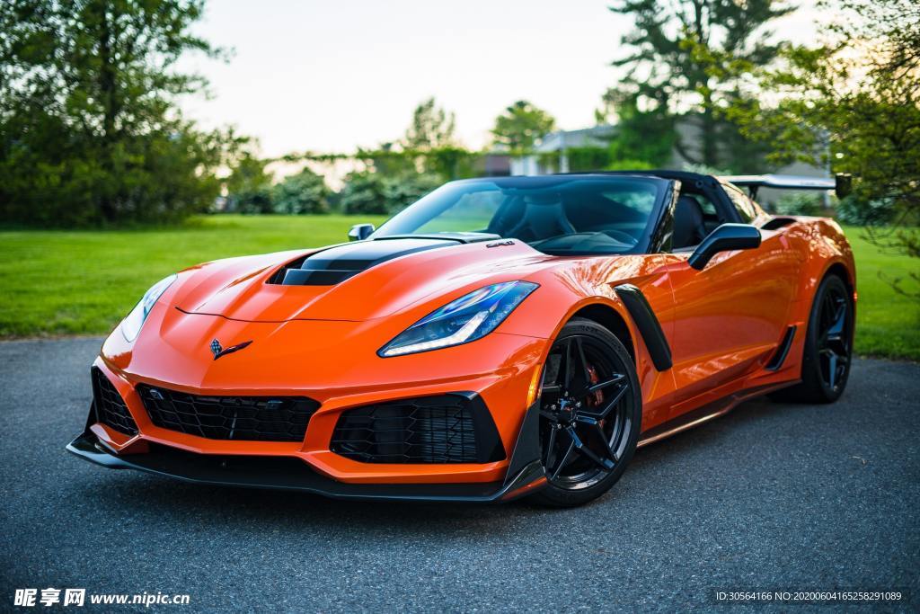 跑车轿车豪车城市道路背景素材