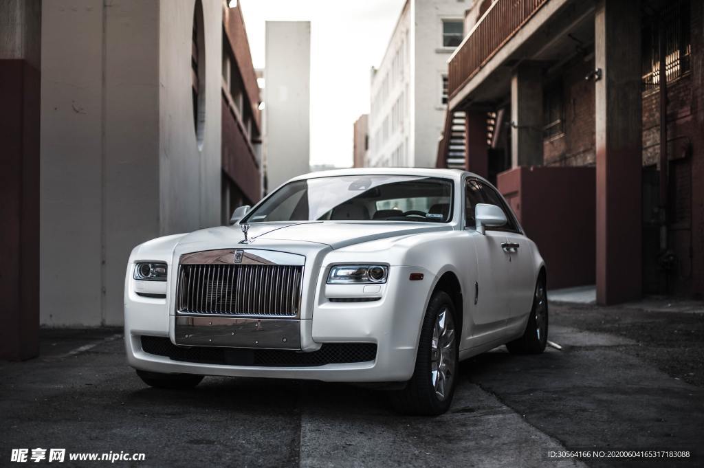 跑车轿车豪车城市道路背景素材