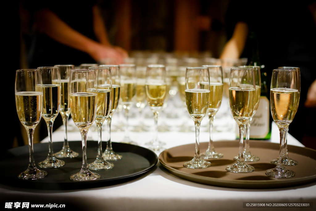 香槟酒水高脚杯图片