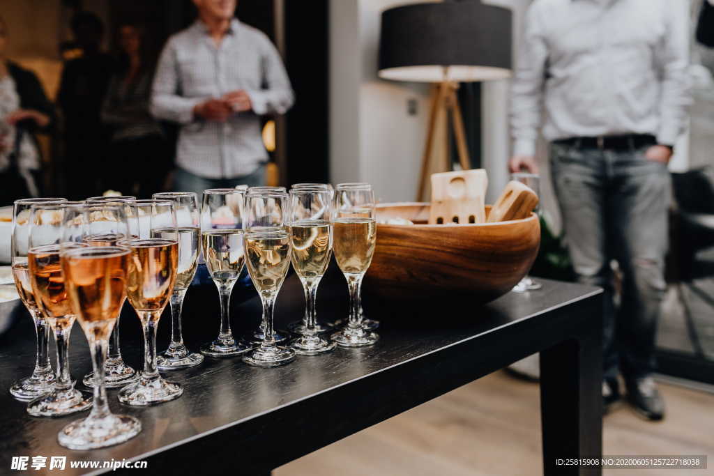 香槟酒水高脚杯图片