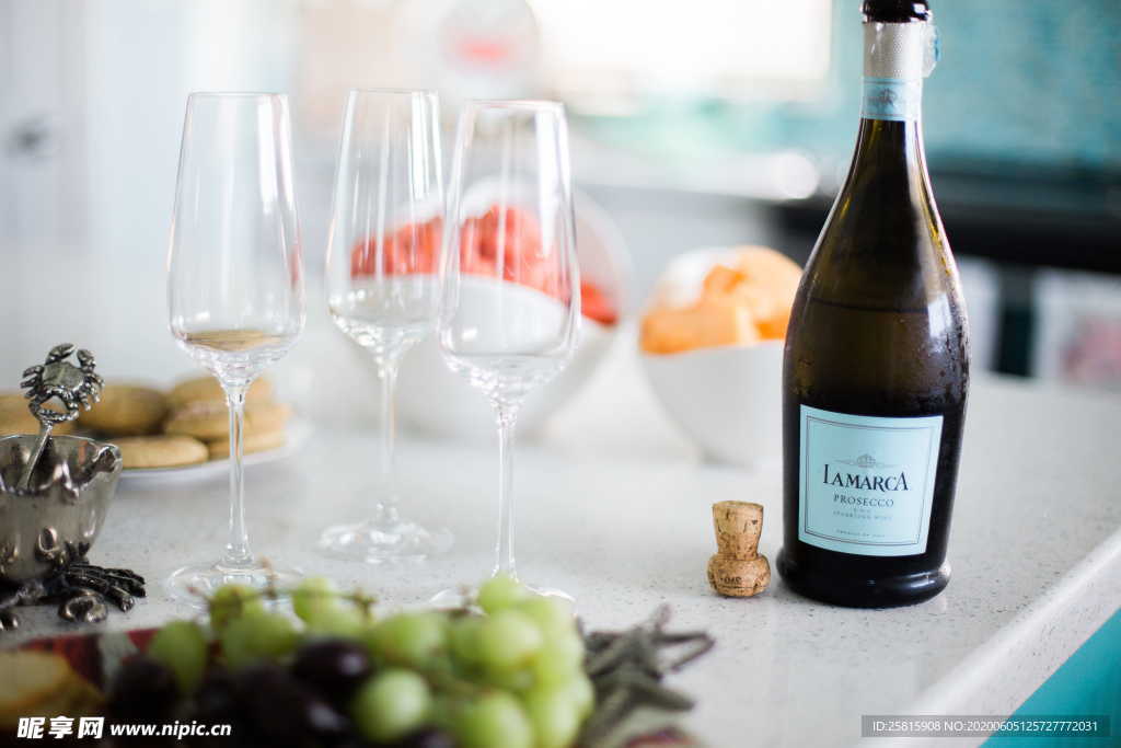 香槟酒水高脚杯图片