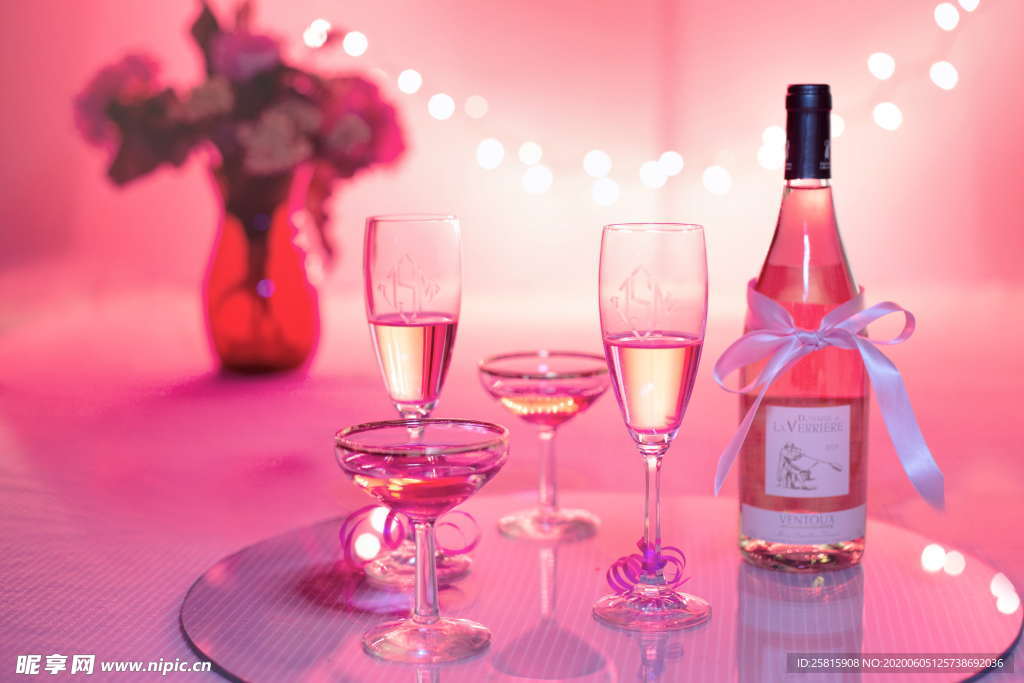 香槟酒水高脚杯图片