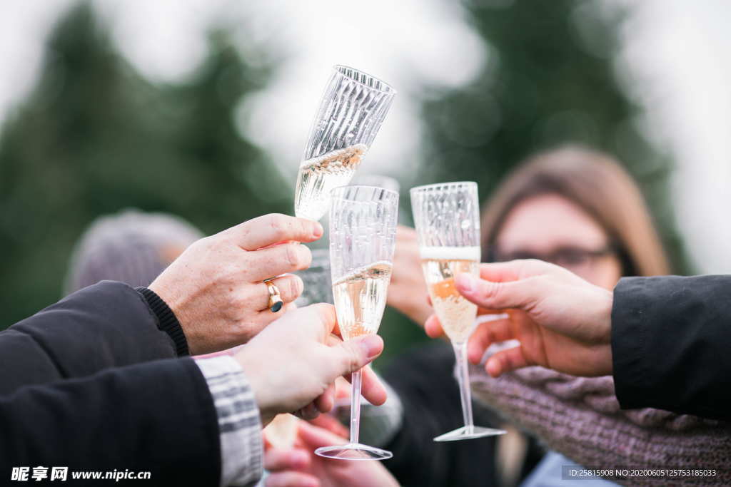 香槟酒水高脚杯图片