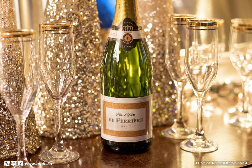 香槟酒水高脚杯图片