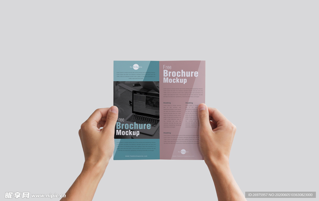 手拿宣传册样机
