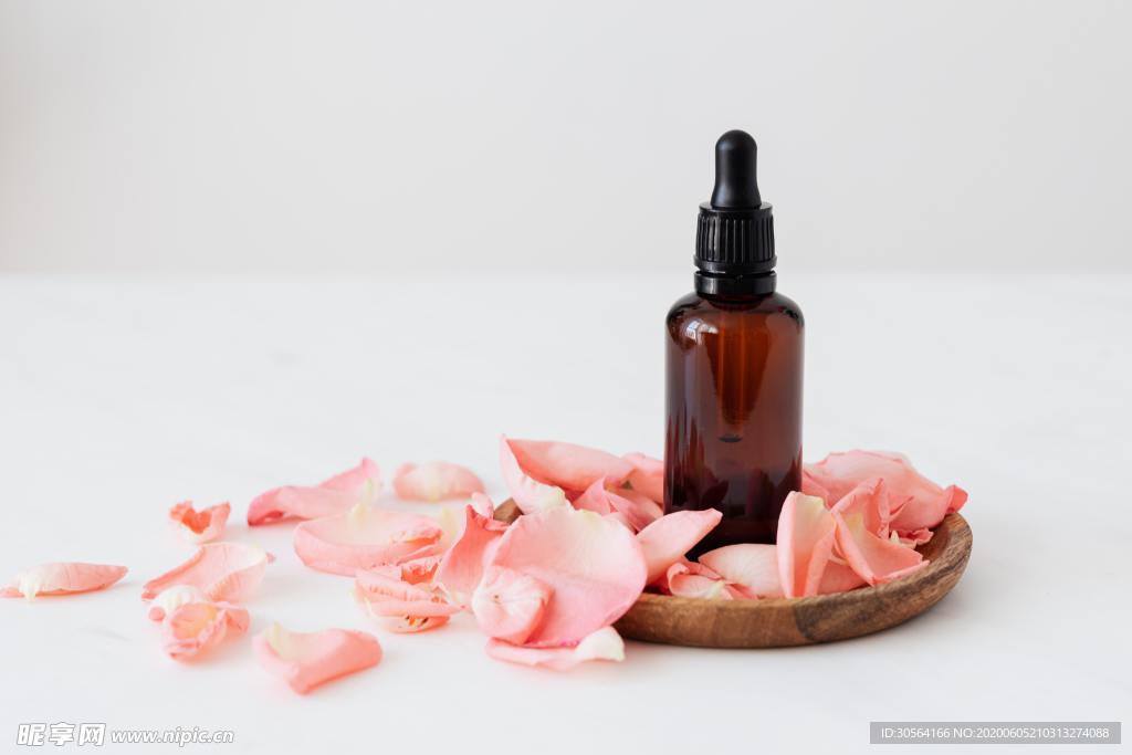 精油玫瑰花瓣玻璃瓶背景素材