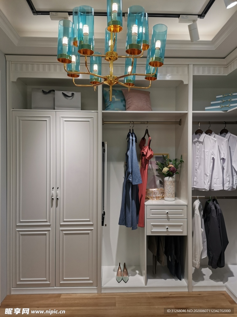 简欧衣帽间 欧式衣柜蓝色吊灯