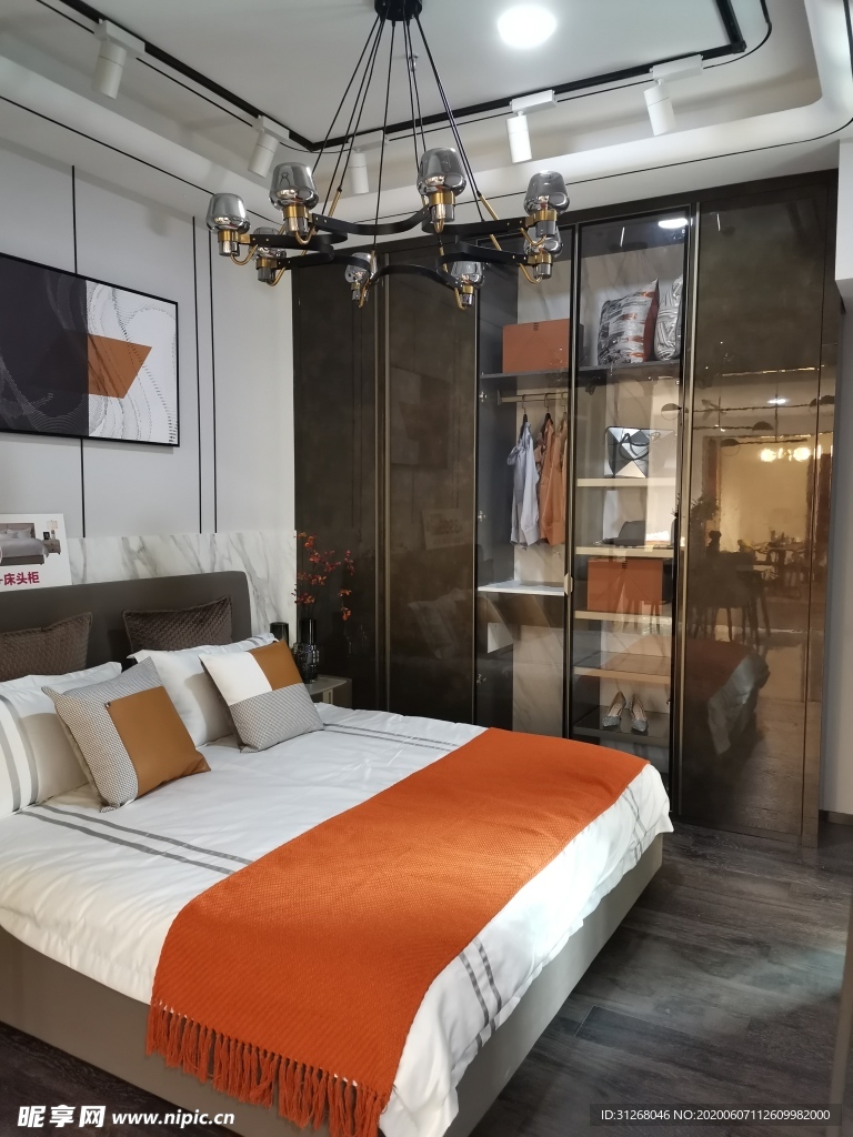 轻奢主卧烤漆衣柜布艺床