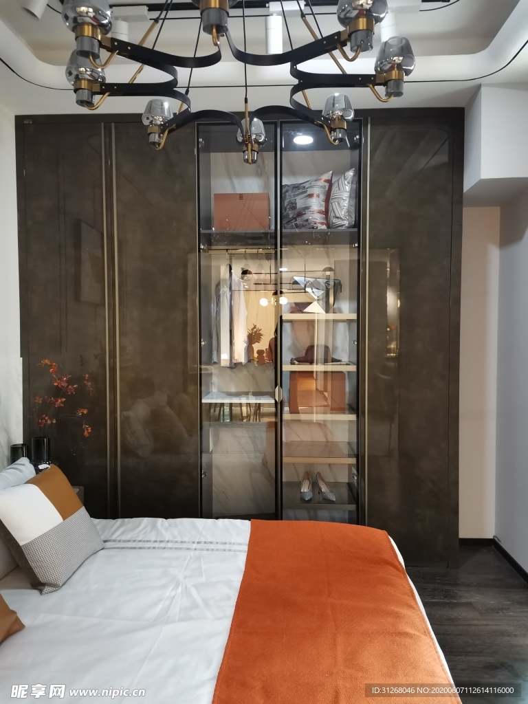 轻奢主卧衣柜布艺床