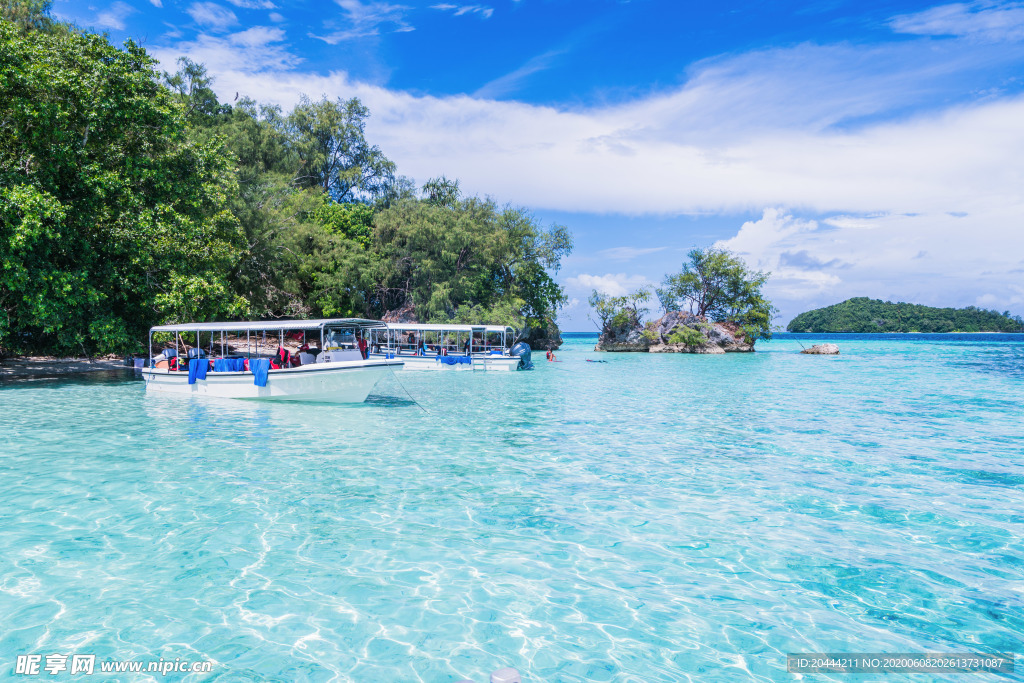 碧水蓝天高清摄影图