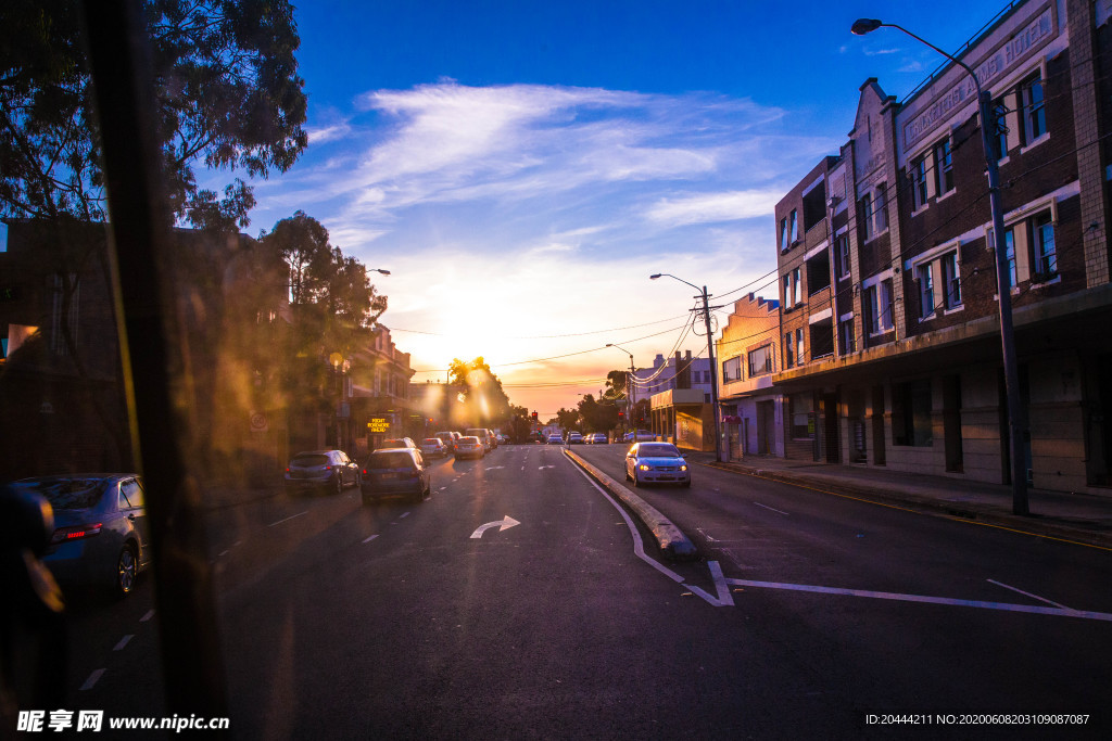 清晨的城市街道