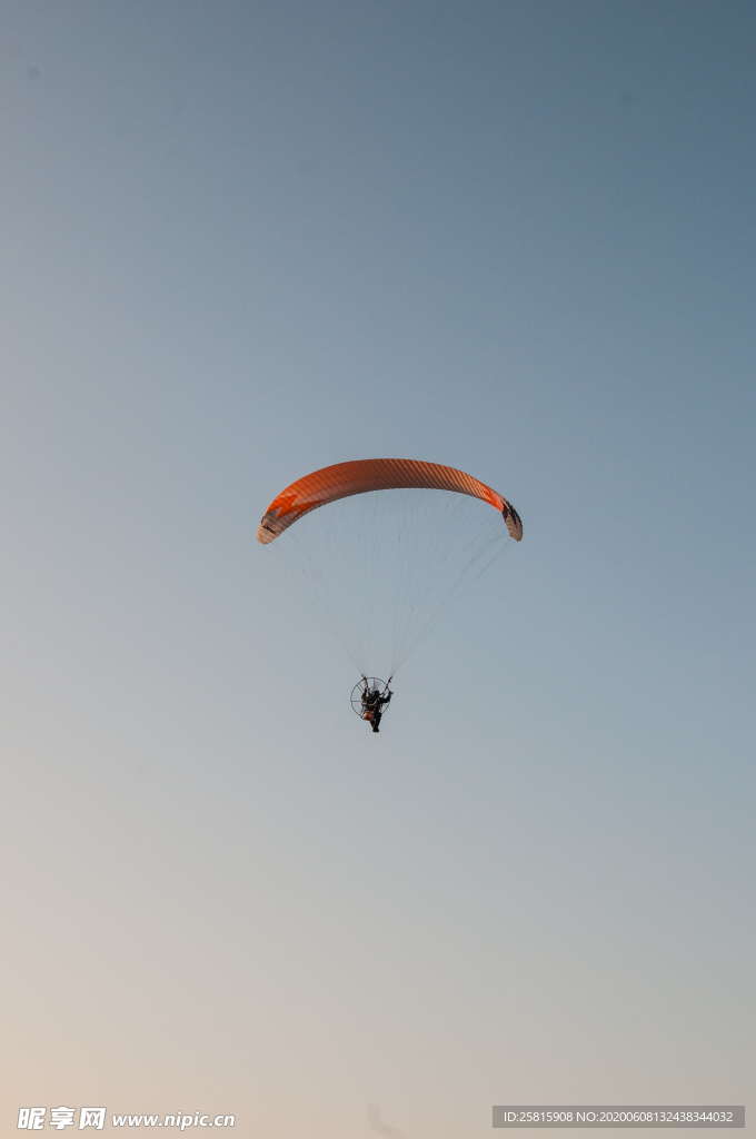 滑翔伞跳伞飞行图片