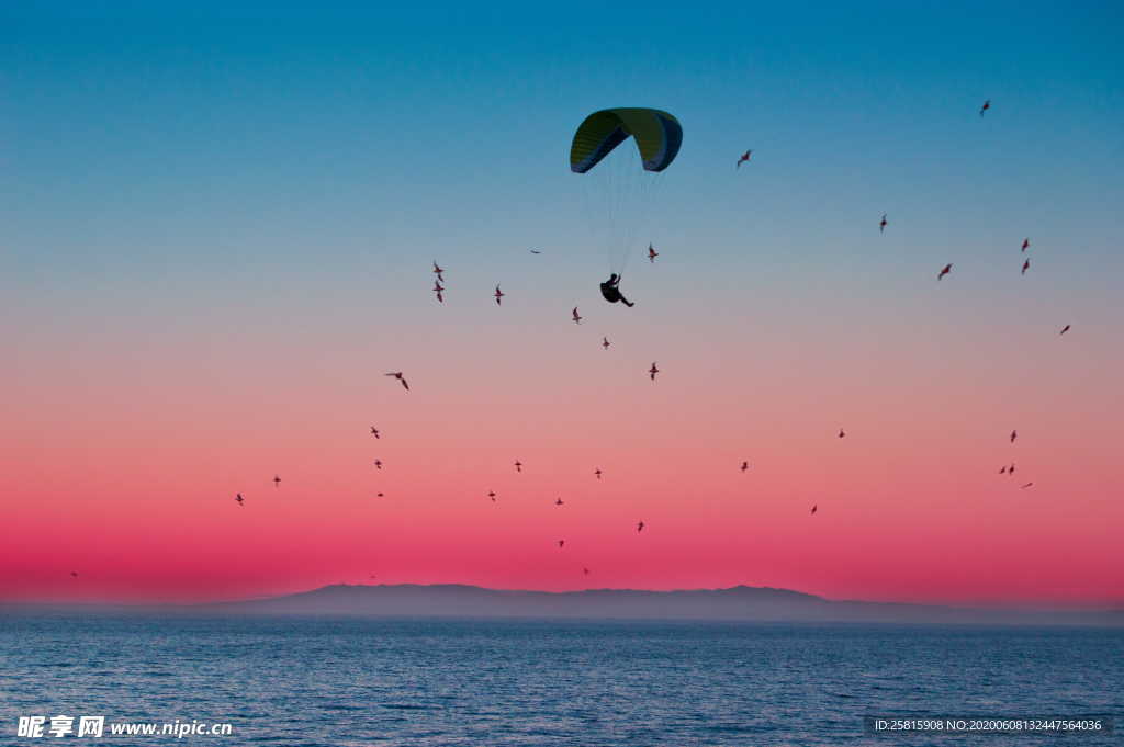 滑翔伞跳伞飞行图片
