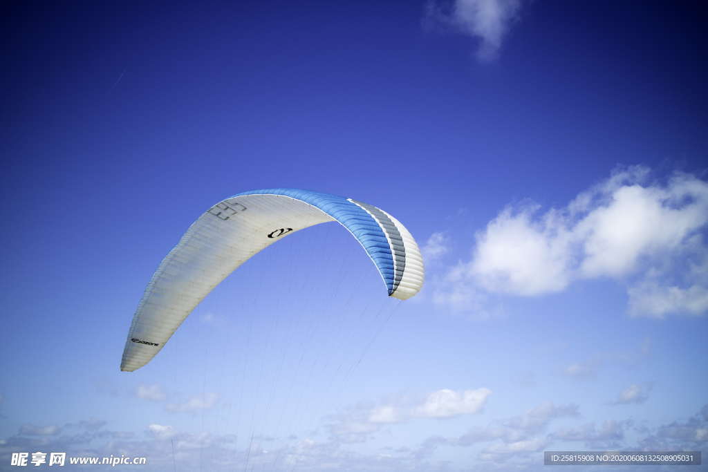 滑翔伞跳伞飞行图片