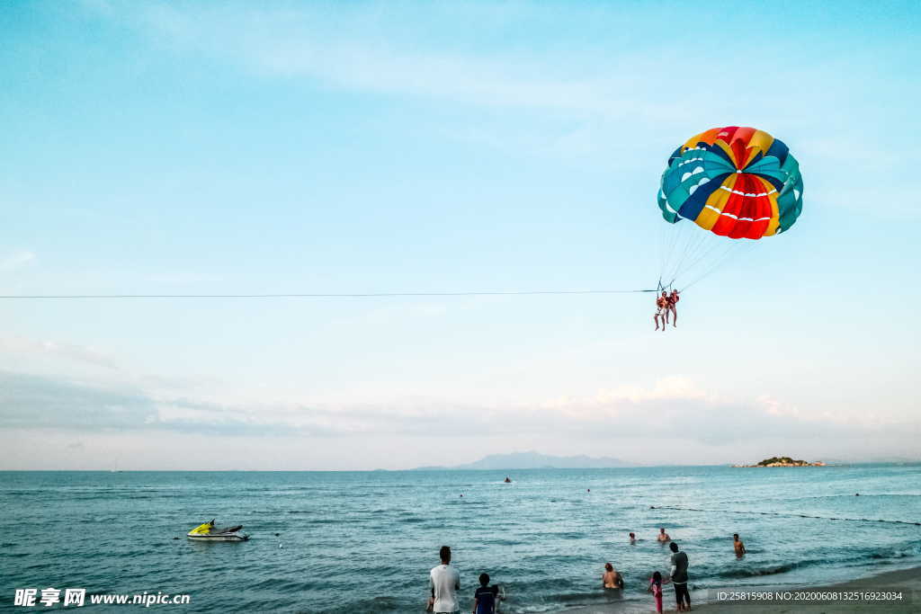 滑翔伞跳伞飞行图片