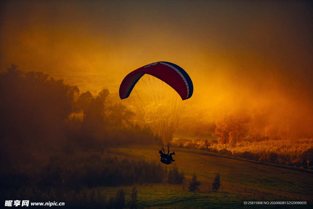 滑翔伞跳伞飞行图片