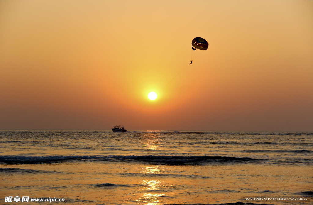滑翔伞跳伞飞行图片