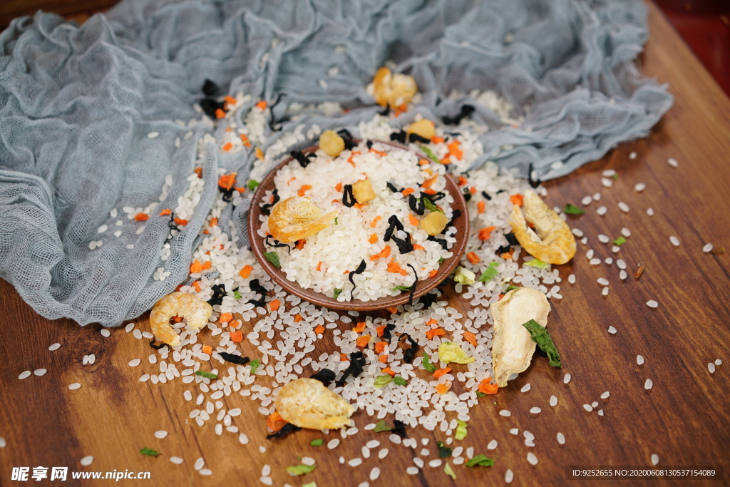 虾仁干贝蔬菜海鲜粥米摄影照片