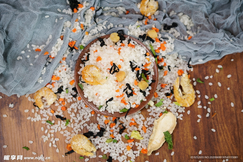 虾仁干贝蔬菜海鲜粥米摄影照片