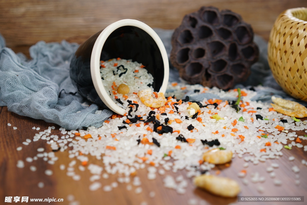 虾仁干贝蔬菜海鲜粥米摄影照片