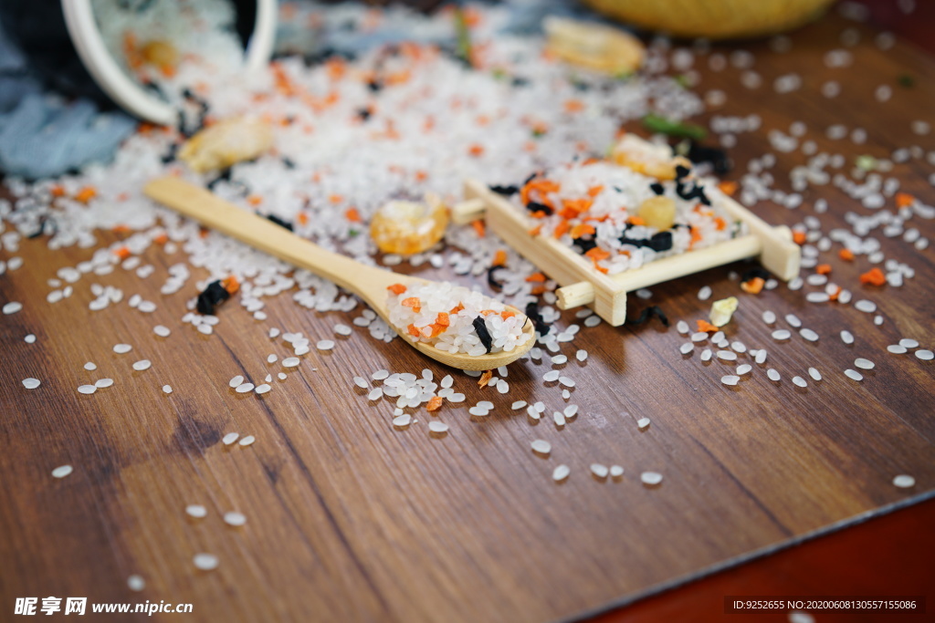 虾仁干贝蔬菜海鲜粥米摄影照片